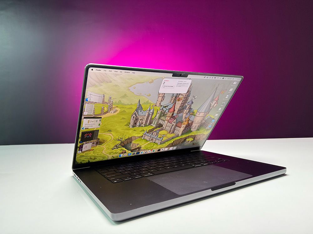 Foto des MacBook Pro M4 Pro mit schräg geöffnetem Display