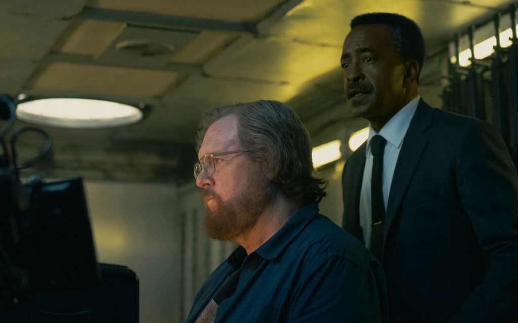 Economos und Langston Fleury in Peacemaker Staffel 2